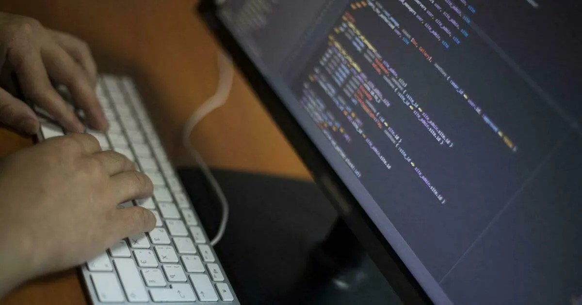 Злоумышленники распространяют фишинговые обращения якобы от Минпросвещения и требуют регистрации на платформе для ежедневного ввода успеваемости; данные учителей могут оказаться в руках мошенников.