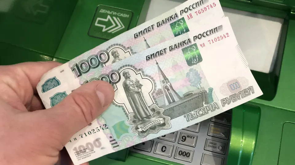 Сообщается о рекомендациях установить суточные и месячные лимиты на снятие наличных и переводы по номеру телефона, особенно для карт с нерегулярными крупными операциями, а также ограничивать ночные транзакции для снижения рисков похищения средств.