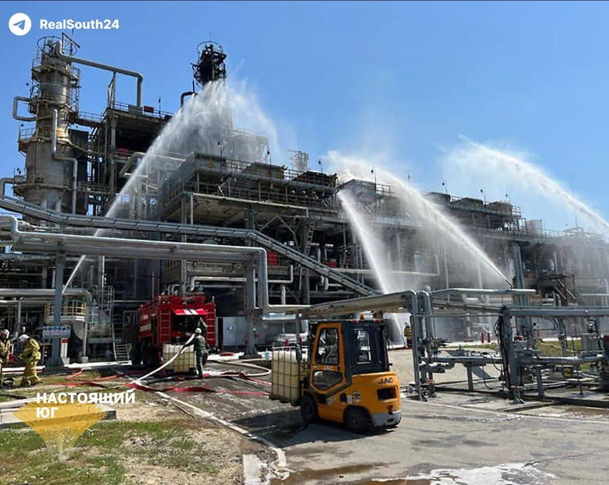 Август стал тяжелым месяцем для российской нефтепереработки: 21 атака на НПЗ привела к снижению переработки и росту цен на бензин.