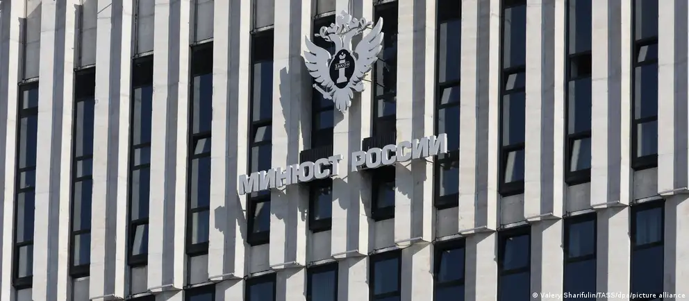 Расширение списка затронуло зарубежные организации и проекты, включая американский фонд защиты прав человека и исследовательский центр Восточной Европы, а также антивоенные и общественные группы.