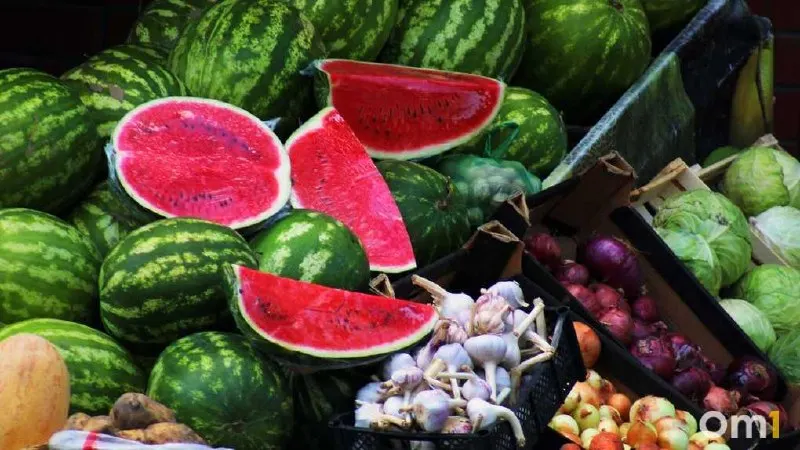 Разрезанные арбузы и дыни могут быстро размножаться микроорганизмами в местах повреждений. Продавцам запрещено разрезать плоды для проверки вкуса. Покупайте продукцию только в проверенных точках и соблюдайте санитарные нормы.