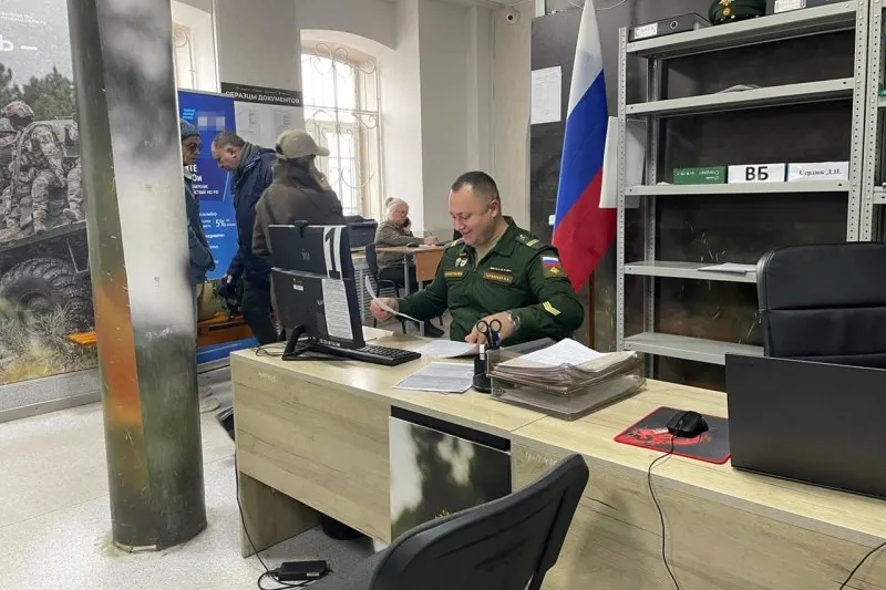 Официальные лица заверили, что мобилизация не планируется, отметив отсутствие признаков и рост контрактной занятости в Минобороны; эксперты называют публикации западных СМИ попытками давления на общество.