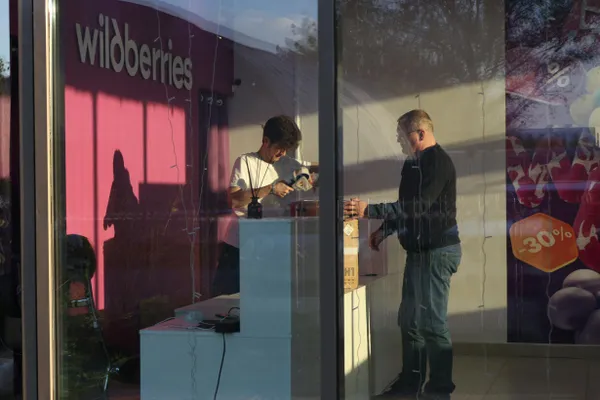 Из-за ударов по складам Wildberries украинскими беспилотниками в России существенно снизились тиражи и корректируются планы выпуска книг.