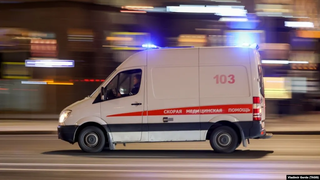 Утром на Колпинском шоссе в районе Славянки взорвался автомобиль с военнослужащим за рулём и его женой; мужчина погиб, женщина госпитализирована с тяжёлыми ранениями.