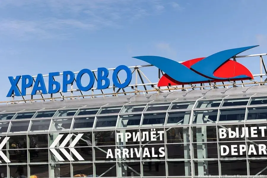 В Калининградской области зафиксированы задержки и отмены рейсов: 29 задержаны и два отменены; причина — временные ограничения воздушного пространства в регионе.