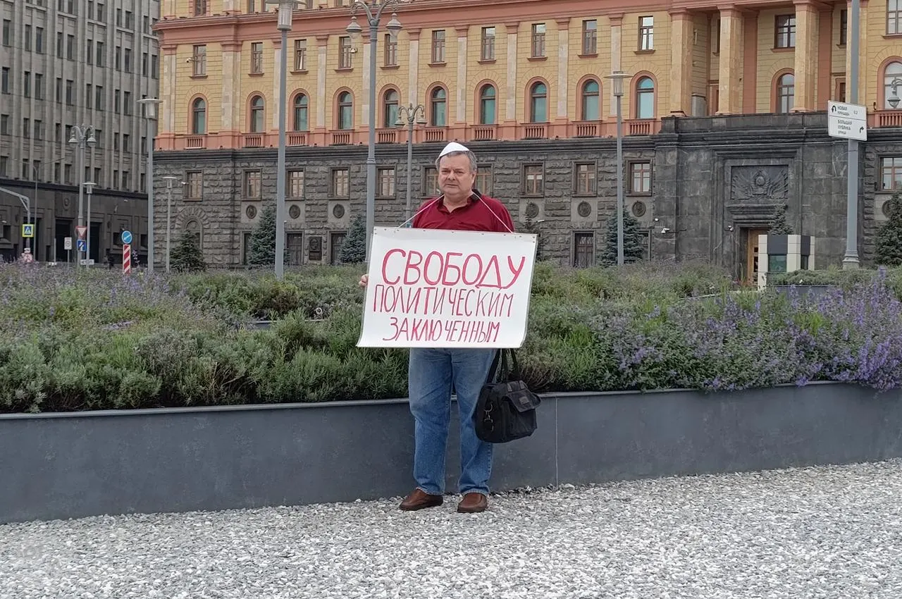 В Ленинградской области повреждены дома после атаки беспилотников; задержан активист на пикете в поддержку политзаключённых; приют у границы Белгородской области подвергся обстрелу; юрист рассказал об издевательствах в СИЗО.