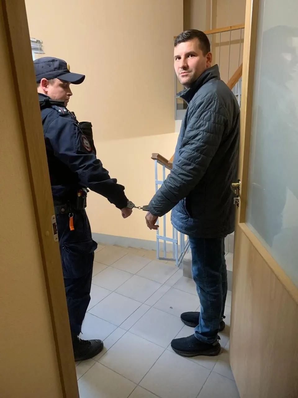 Смольнинский суд Санкт-Петербурга арестовал активиста Александра Виноградова на 10 суток за якобы демонстрацию экстремистской символики. Повод — публикация во ВКонтакте из 2020 года, в которой упоминался напавший на него человек.