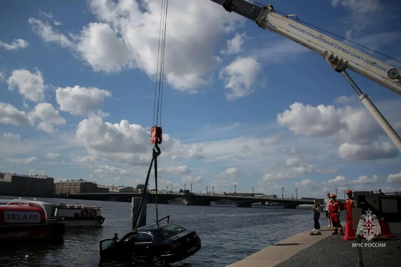 Два водителя выбрались на берег после того, как автомобиль ушёл под воду. Машину подняли автокраном, спасательная операция прошла без пострадавших.