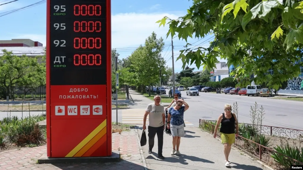 Бензин исчез на заправках Геленджика и близлежащих населённых пунктов; очереди из сотен автомобилей продолжаются, вводят ограничения на отпуск топлива и запреты на продажу бензина в канистры.