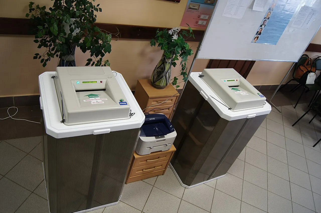 Из-за санкций в Екатеринбурге не будут внедряться новые комплексы обработки бюллетеней; действующие KOIB-ы истекли ресурс, а выпуск новых затруднен.