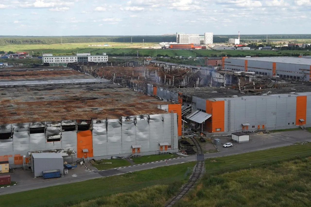 Дроны атаковали склады в Ленобласти; пострадали продавцы, ведется проверка предполагаемого ангара и выясняются обстоятельства.