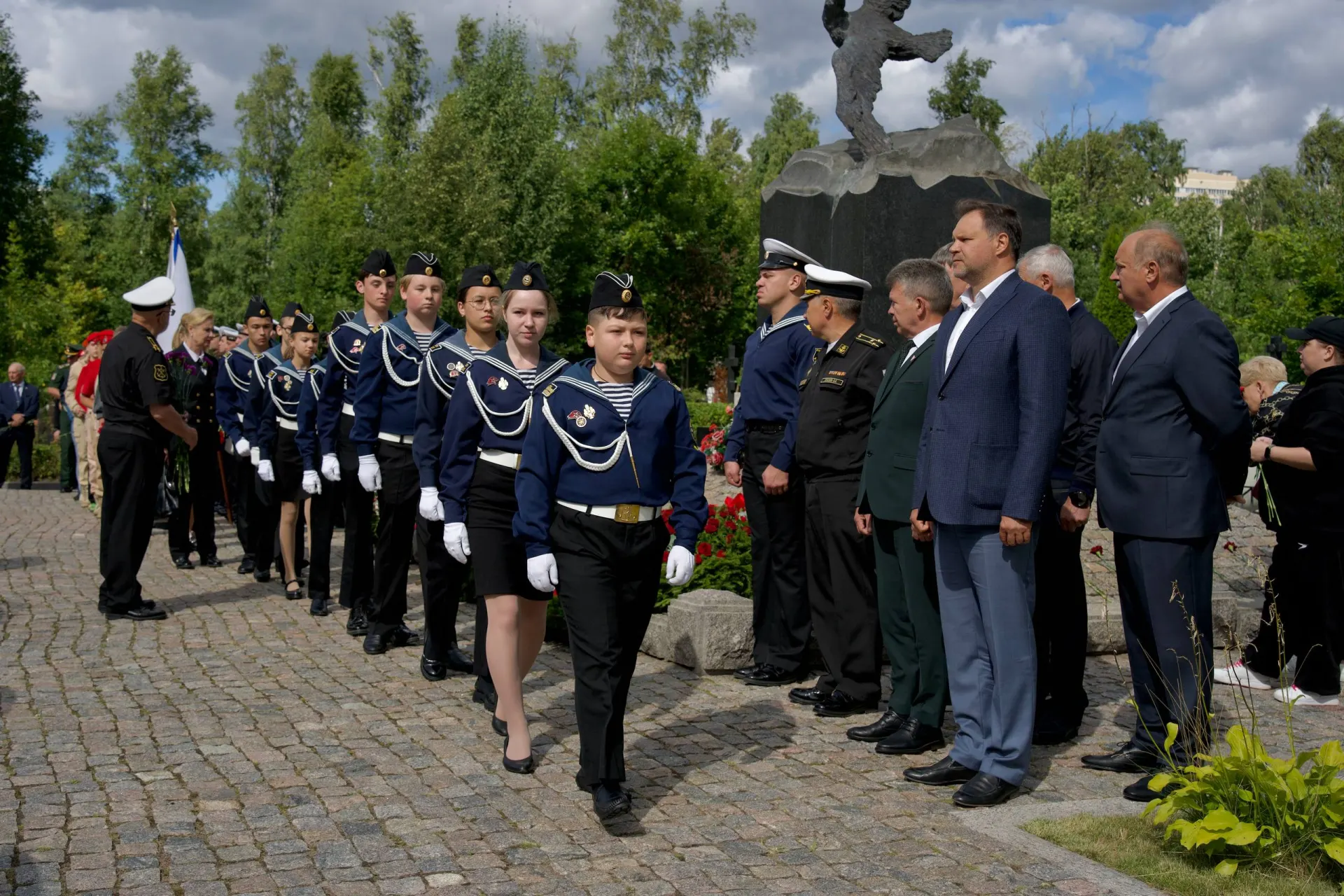У захоронения подводников состоялась траурная церемония: родственники погибших и ветераны собрались возле памятника, чтобы возложить цветы.