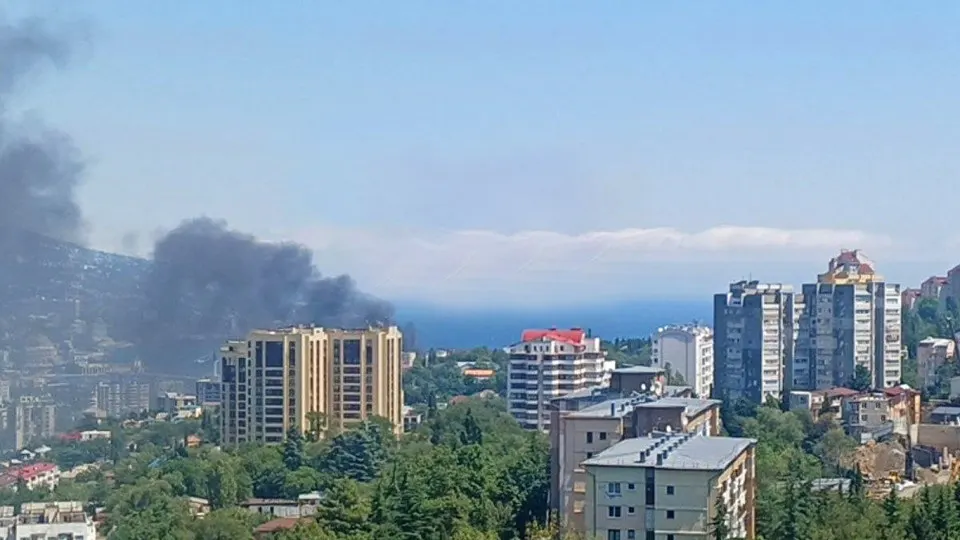 Украина нанесла удар по побережью Ялты с применением морских и воздушных дронов, вызвав пожар и эвакуацию местных жителей.