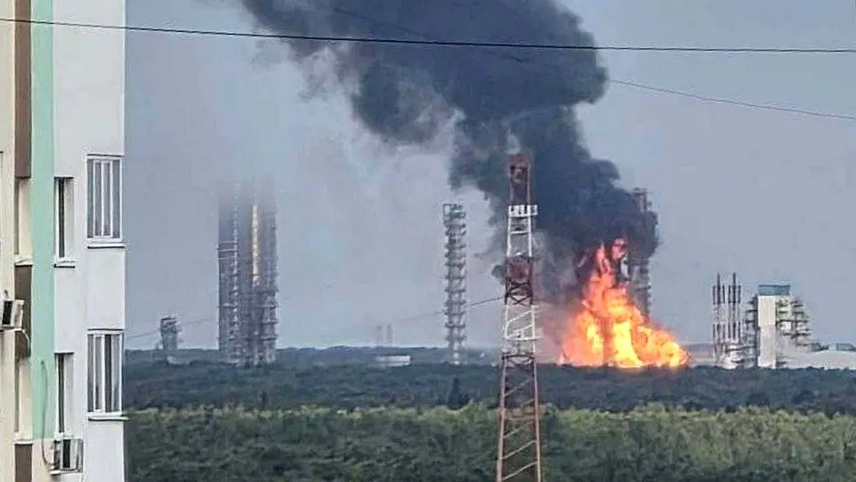 Завод Запсибнефтехим в Тюменской области остановил производство после атаки БПЛА; ведутся проверки последствий и разбор повреждений.