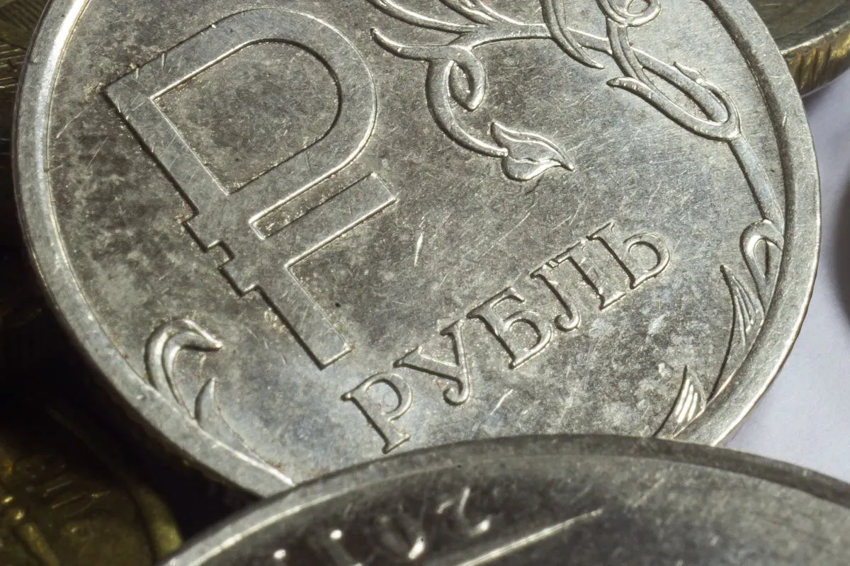 Прогноз на 2027 год: МРОТ достигнет 28 935 рублей, рост составит около 6,8%. В дальнейшем планируется довести МРОТ до 35 тысяч рублей к 2030 году, чтобы ускорить рост доходов работников с низкими заработками.