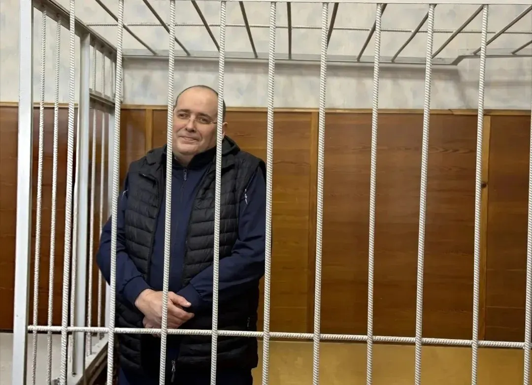 Экс-чиновнику предъявлены обвинения в получении крупной взятки; суд вынес решение о строгом режиме и крупном штрафе. Общая сумма взяток — 4,41 млн рублей, личный доход обвиняемого — не менее 2,7 млн рублей.