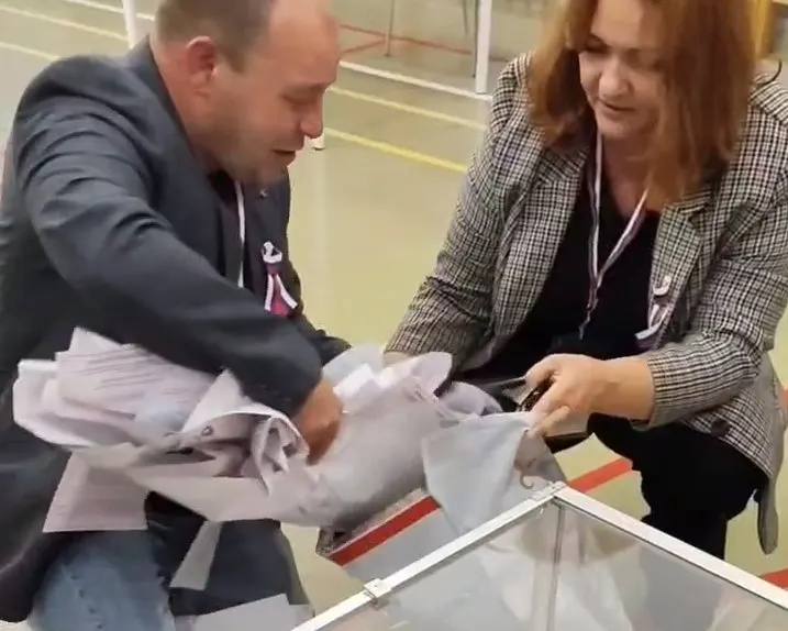 По отдельным участкам зафиксированы попытки вскрыть сейф-пакеты и запреты на подпись документов, а подача жалоб оказалась затруднена.