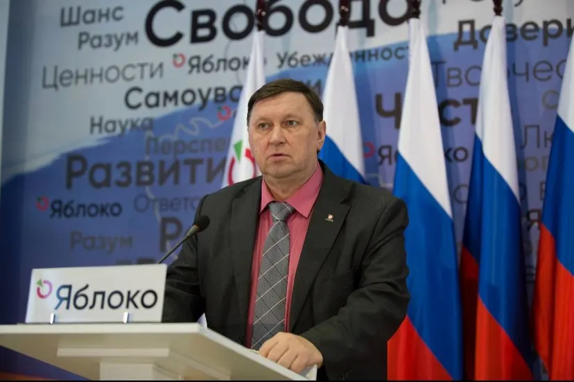 Денек, когда закон позволяет снимать кандидатов и списки, сталPolы последним шансом для оппозиции: члены партии «Яблоко» оказались под арестами и получили судебные решения.