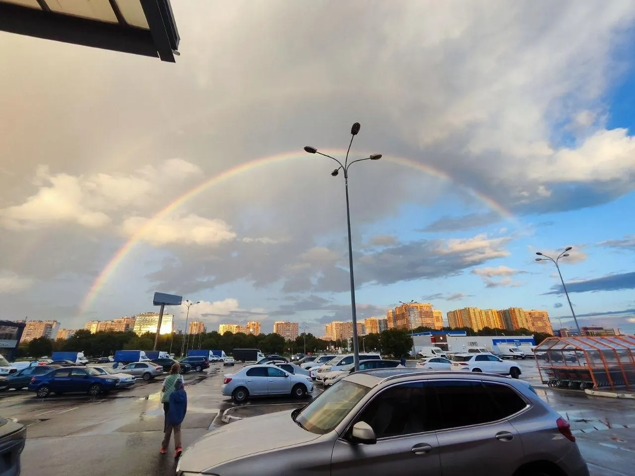 В обзоре — двойная радуга над городом, атаки дронов на Ленобласть, гибель людей в Киеве, изменение безвизового режима в Таиланде.