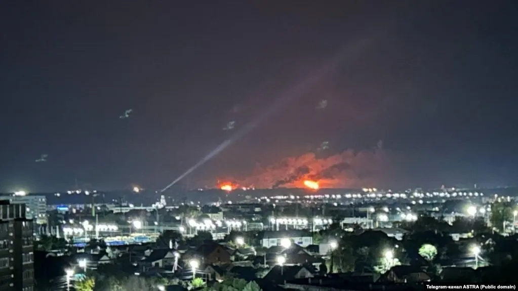 После ударов беспилотников остановились НПЗ в Сызрани и Саратове; восстановление мощности может занять не менее месяца.
