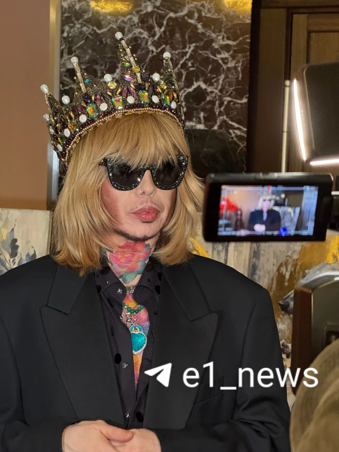 На открытии фестиваля выступил Сергей Зверев; дизайнеры получили благодарственные дипломы, а событие подчеркнуло поддержку отечественной моды.