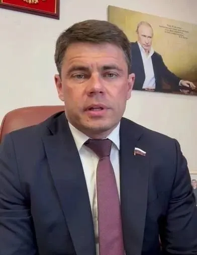 Обсуждается роль национального мессенджера в формировании суверенного интернет-пространства; чиновники отмечают редкость такого статуса у мировых держав.