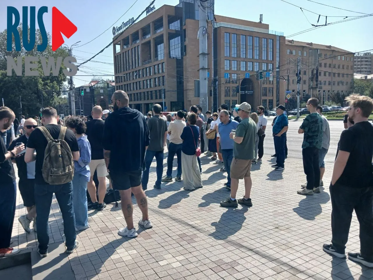 К полудню к участку у посольства РФ в Ереване выстроились более тысячи человек; среди пришедших — российские туристы и активисты, рядом проходит митинг около 100 участников с pacientespeech.