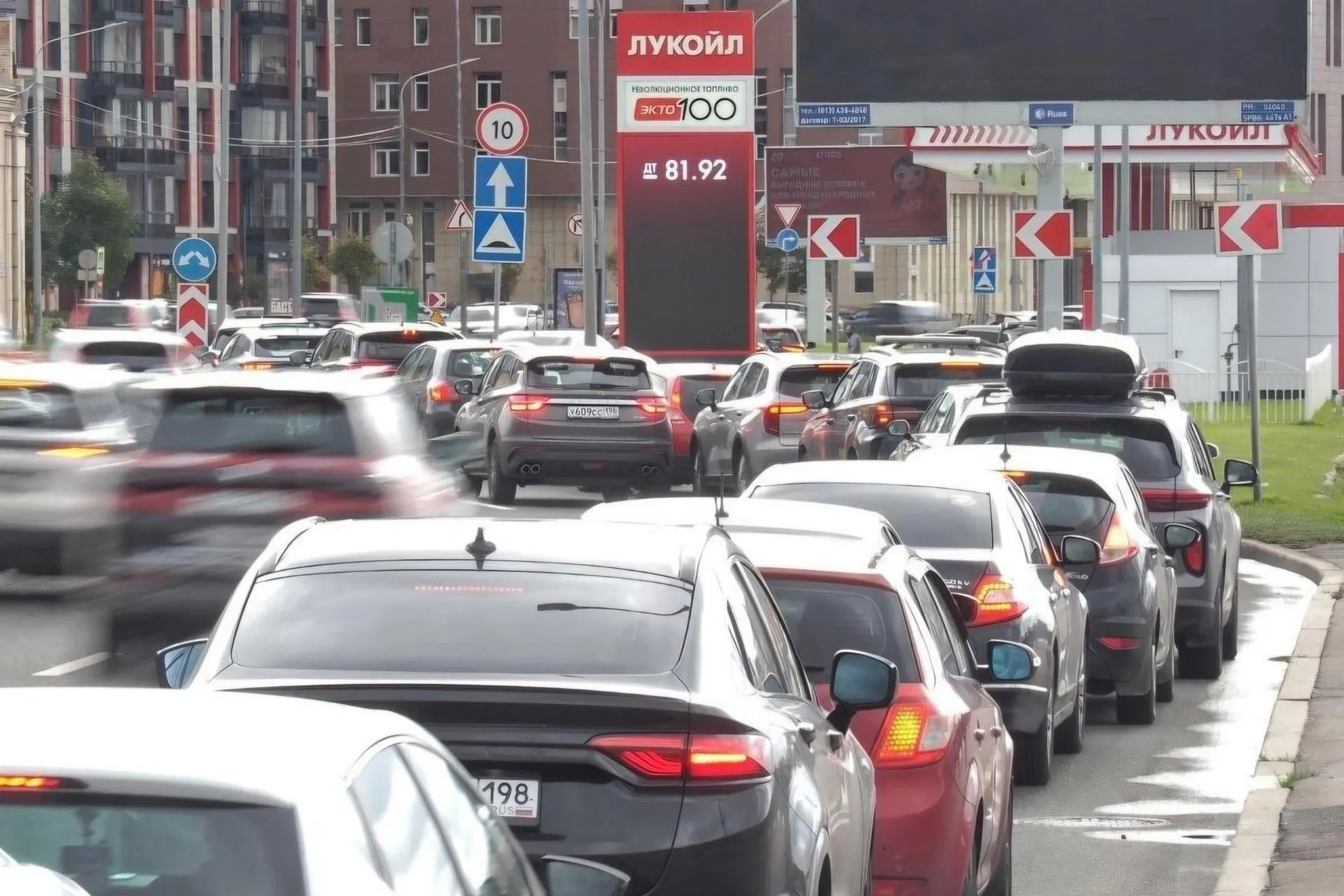 В Санкт-Петербурге продолжается дефицит топлива: на большинстве АЗС отсутствует бензин, очереди растягиваются на часы.