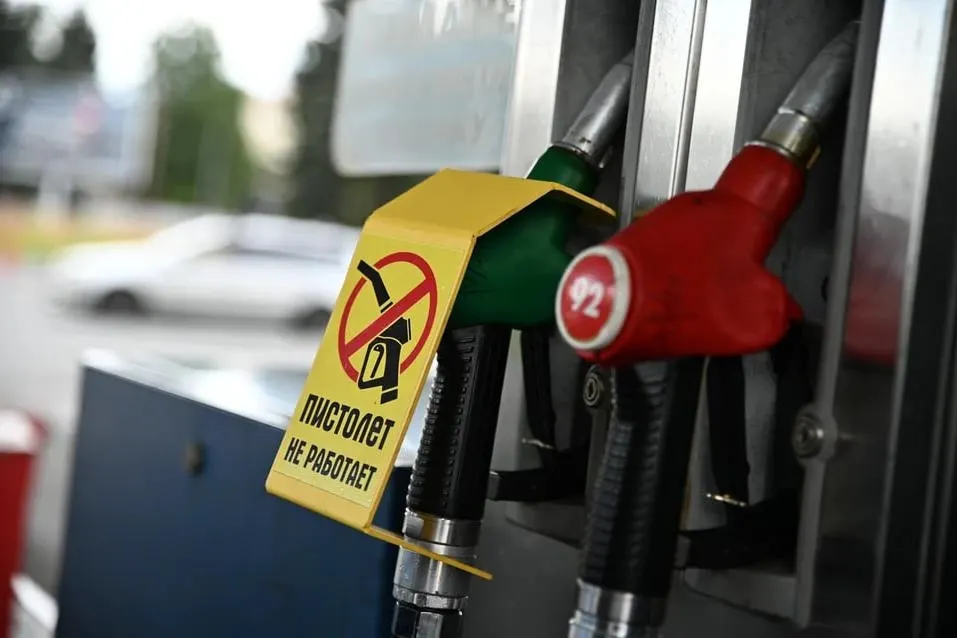 После атак на нефтепереработку жители Ленобласти сталкиваются с нехваткой топлива; власти обсуждают QR‑коды и график четных/нечетных заправок, очереди на АЗС продолжаются.
