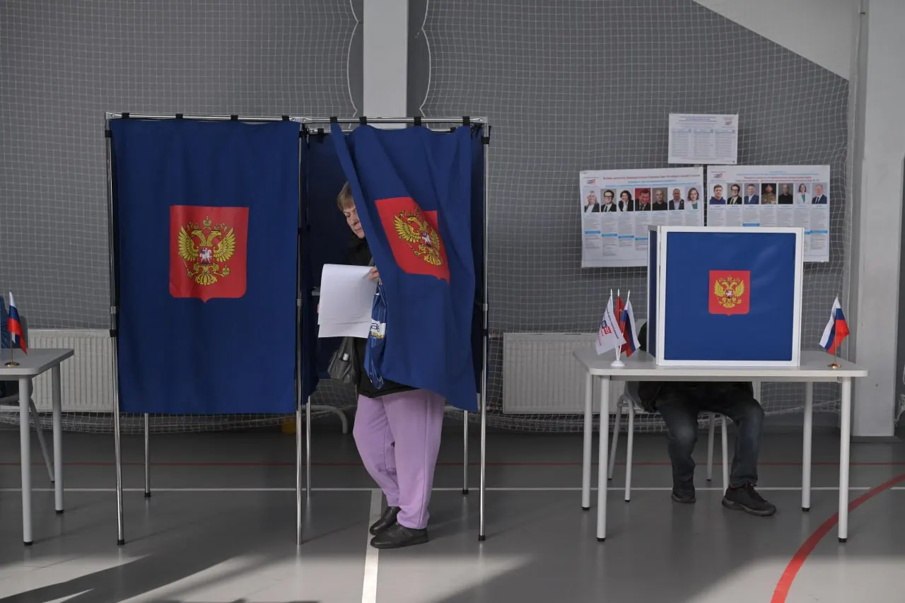 В Петербурге наблюдатели ряда партий не допускаются к участкам; зафиксированы случаи запрета по спискам, а также задержки с подачей документов.