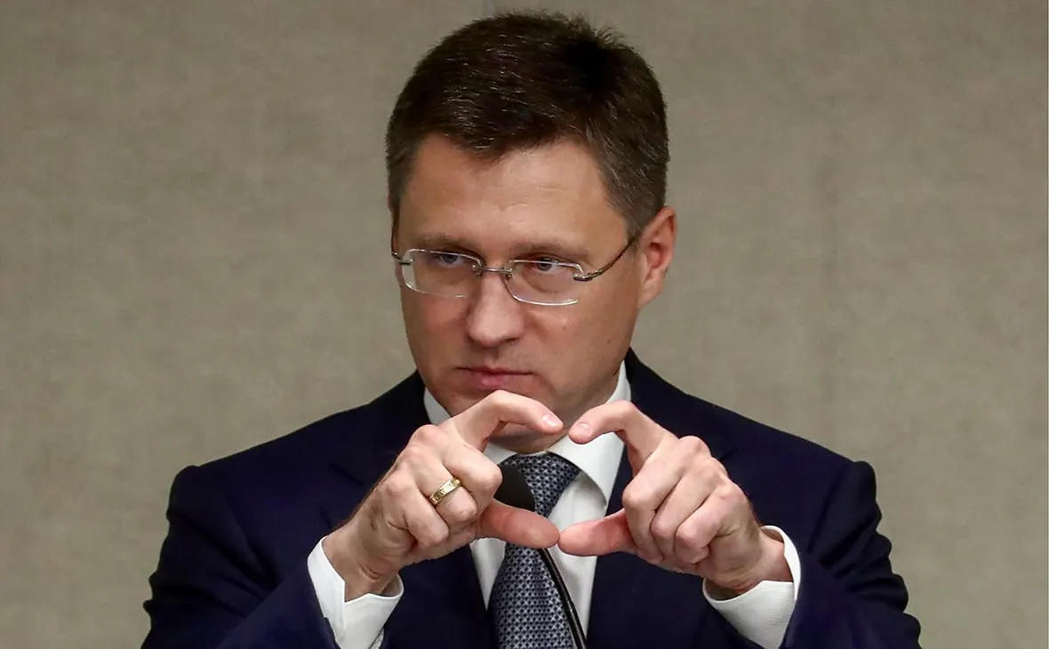 Атаки беспилотников затронули три НПЗ и газохимический комплекс; власти говорят об умеренных повреждениях и усиленной охране. Также обсуждается продление запрета на экспорт дизельного топлива до конца января.