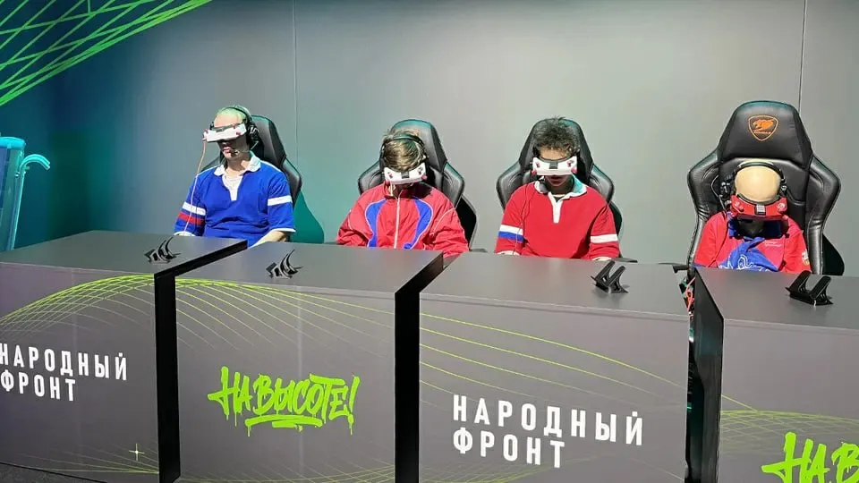 Норматив по беспилотникам стал частью проекта «На высоте!». В пилотном режиме он доступен в шести регионах, а позже планируется развернуть курсы в сотнях школ по всей стране.