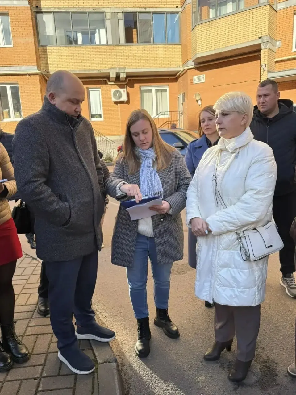 Комиссия Ленобласти будет обследовать повреждения домов после атаки беспилотников; жители могут подать заявки через местные администрации; размер и порядок выплат уточняется постановлением правительства Ленобласти.