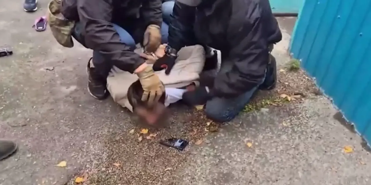 Правозащитники заявляют, что ФСБ снимает на камеру задержания по политическим делам, часть кадров постановочная. Исследование охватило 70 дел за годы войны и показывает, как такие ролики используются для запугивания и навязывания версии событий.