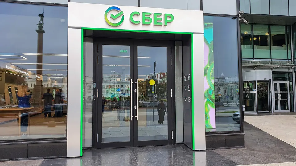 Экономика страны сталкивается с ростом проблем в банковской системе: дефолты по кредитам, рост резервов и признаки ухудшения деловой активности.