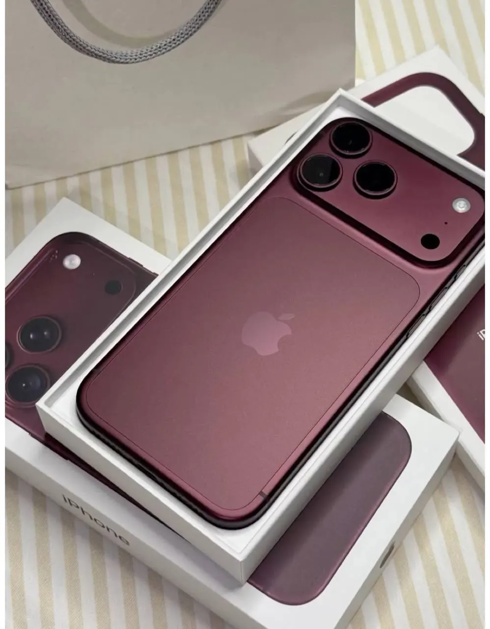 Злоумышленники похитили у потерпевшего 1,5 млн рублей и iPhone, затем принудили подписать договоры купли-продажи его автомобилей Audi Q2 и BMW; общий ущерб — 12,3 млн рублей. Задержаны двое подозреваемых: 28 и 29 лет, жители Ростовской области.