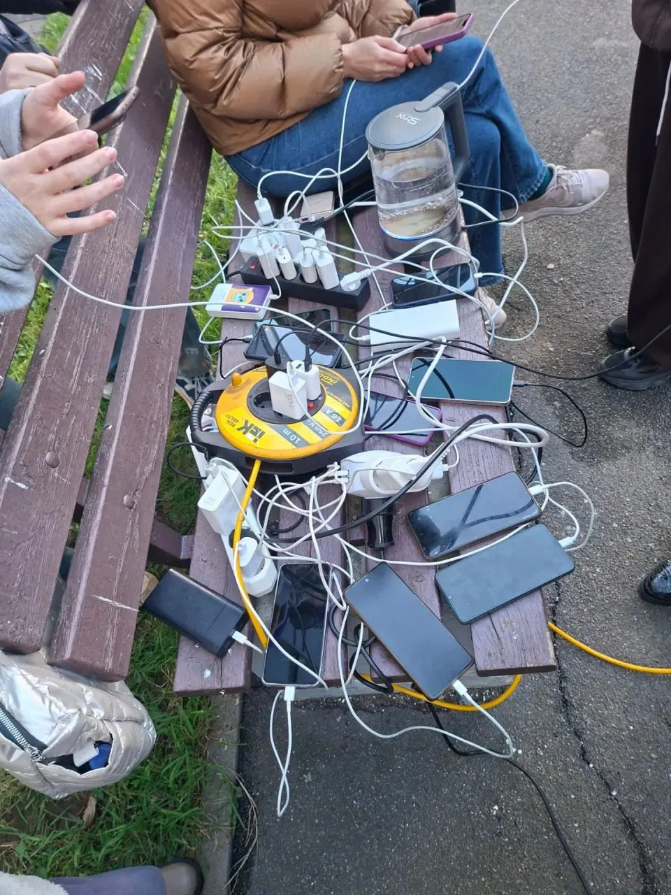 Жители посёлка Янино во Всеволожском районе второй день подряд остаются без электричества, горячей воды и отопления после удара дронов по инфраструктуре.