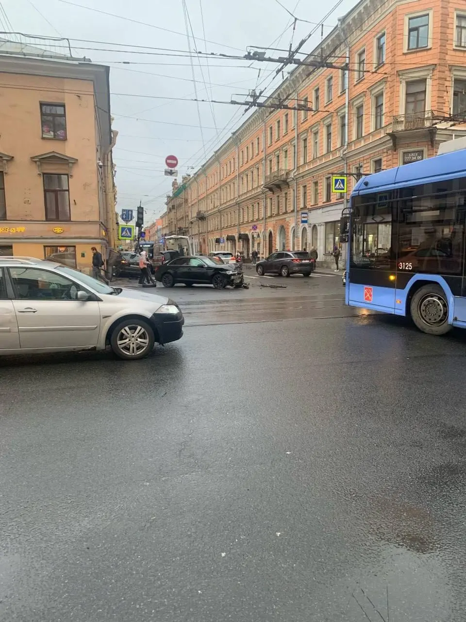 На пересечении Садовой и Гороховой улиц в Санкт-Петербурге произошло ДТП с участием двух автомобилей; информация о пострадавших уточняется.