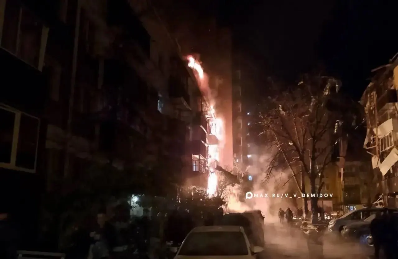 За ночь более 500 беспилотников атаковали Россию; мирные жители пострадали, один погиб.