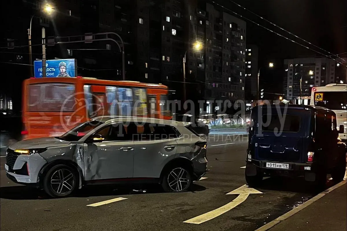 Авария произошла на проспектах Косыгина и Наставников; левая сторона автомобиля повреждена. Подробности уточняются.