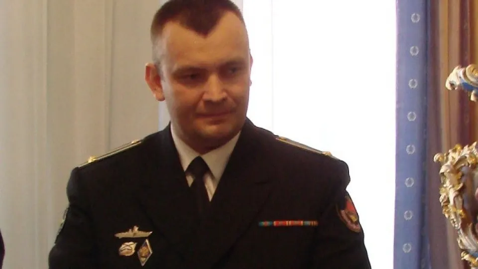 Задержан командующий Ленинградской военно-морской базы по обвинению во взятке; расследование касается незаконной передачи территории и других эпизодов.