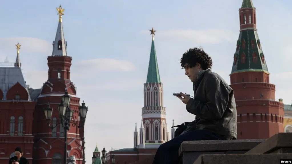 Законопроект предусматривает идентификацию несовершеннолетних в социальных сетях и сокращение времени онлайн до 14 лет; обсуждаются мировые примеры жёстких ограничений.