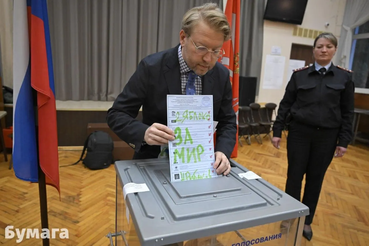 Николай Рыбаков не пришёл на заседание; дело по мелкому хулиганству связано с надписями на бюллетенях во время голосования в Выборгском районе Санкт-Петербурга. Заседание проходило с прерыванием доступа к материалам и эвакуацией после сообщения об угрозе.