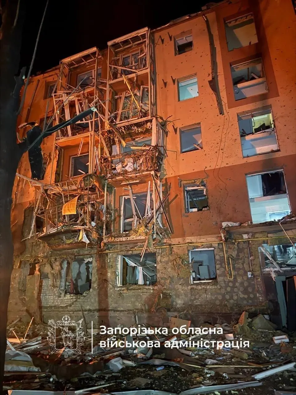 За ночь в России зафиксированы удары беспилотников и новые инциденты: Рязанский НПЗ приостановил часть переработки, а бывшего продюсера посадили по делу о призывах к терроризму. Также обсуждаются санкции и боевые события на Украине.