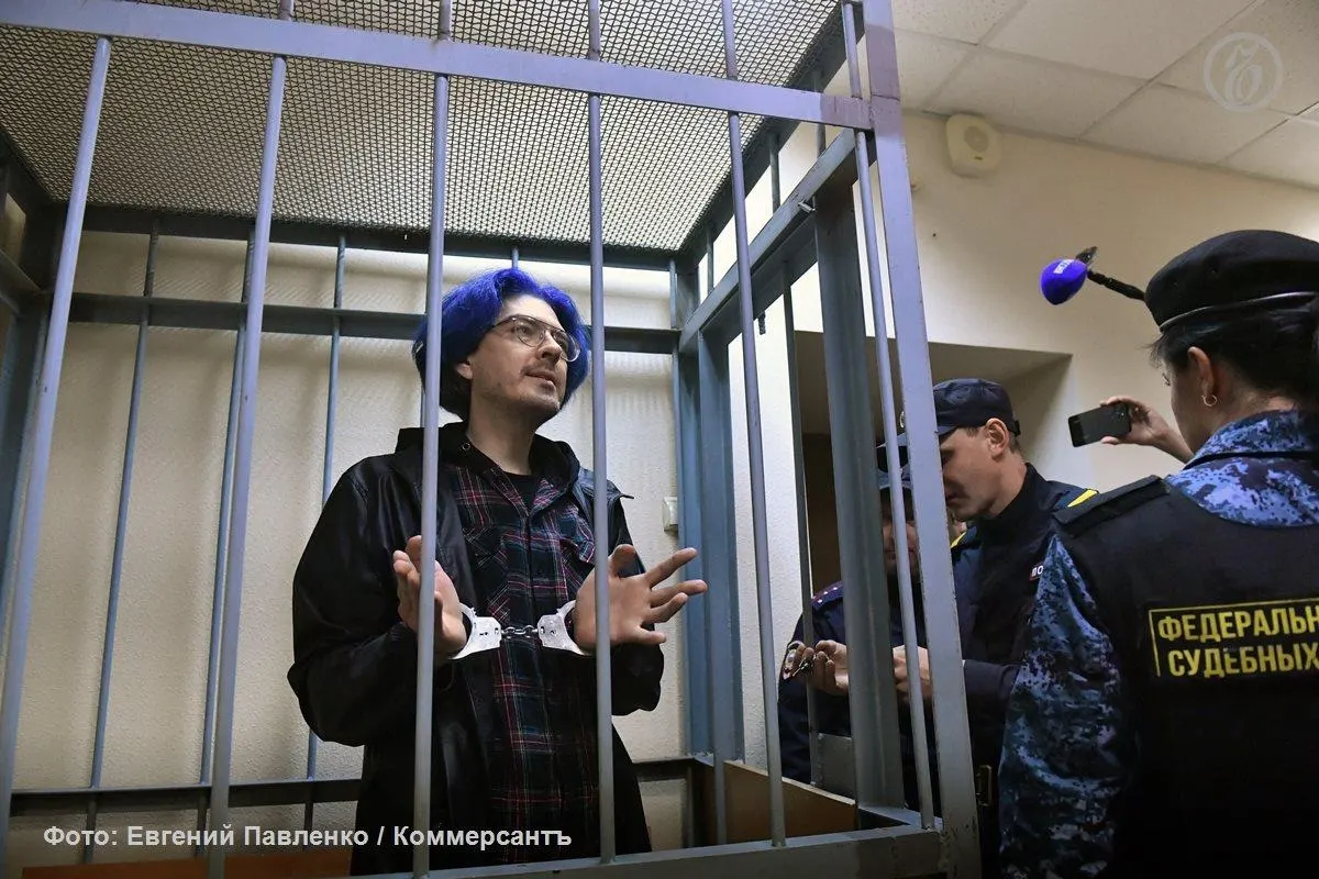 Блогер Алексей Поднебесный осуждён за разврат с несовершеннолетней; суд вынес три года колонии общего режима, обвинение и защита изложили свои позиции.