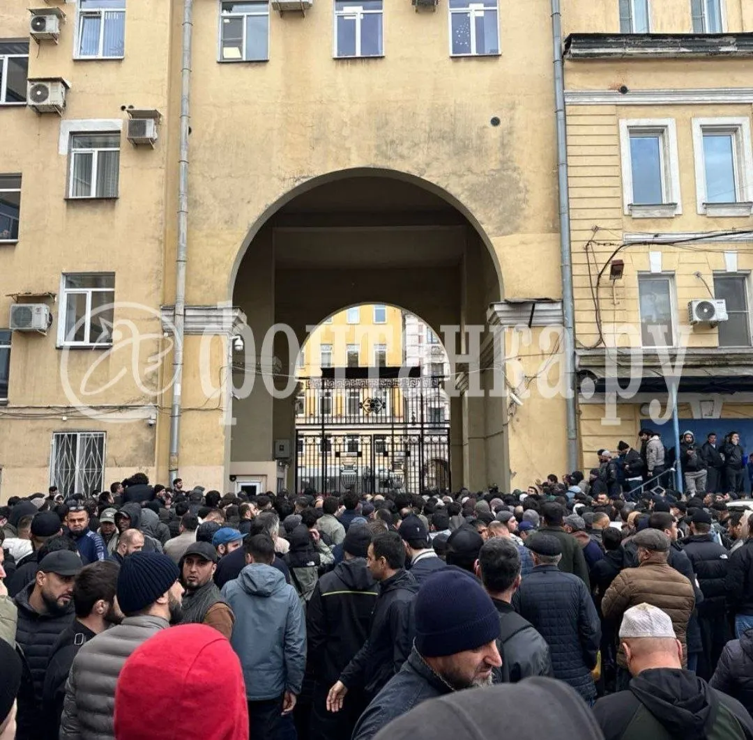 На Сенном рынке Петербурга прошли проверки документов и задержания после вечернего молитвенного собрания; территория рынка перекрыта силами правопорядка.