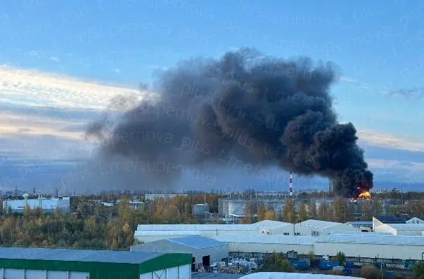 В регионе зафиксированы пожары, перебои в электроснабжении и ограничения в аэропорту; погиб один человек, пострадали люди, ситуация остаётся напряжённой.